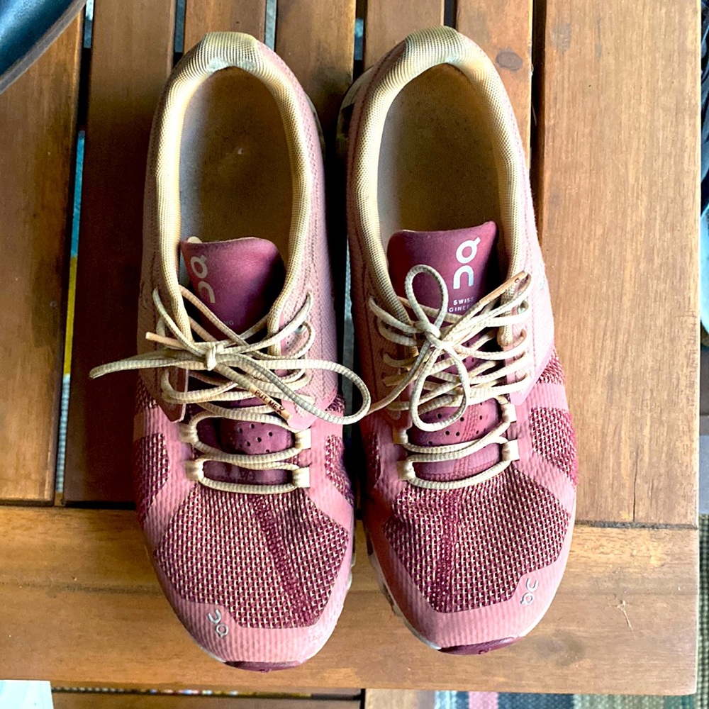 On cloud womens sneakers in pink size 9